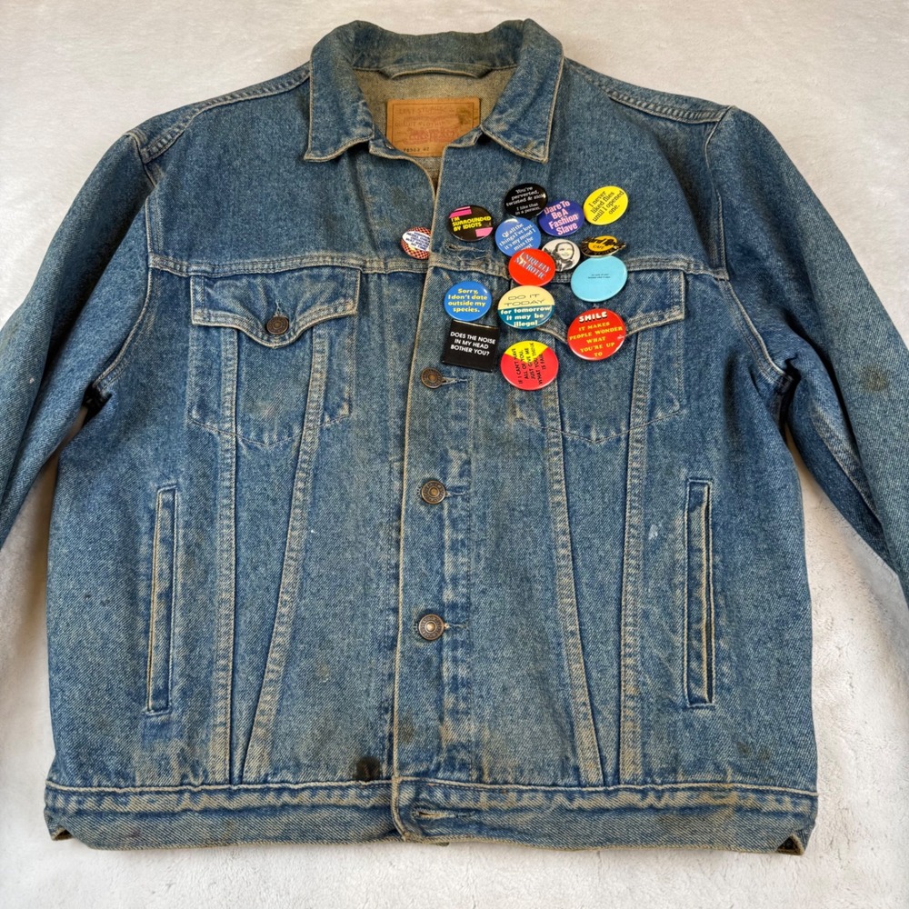 Vintage 80s Levi's Denim Jacket Hard Rock Cafe London Pins Distressed  M - Picture 9 of 10